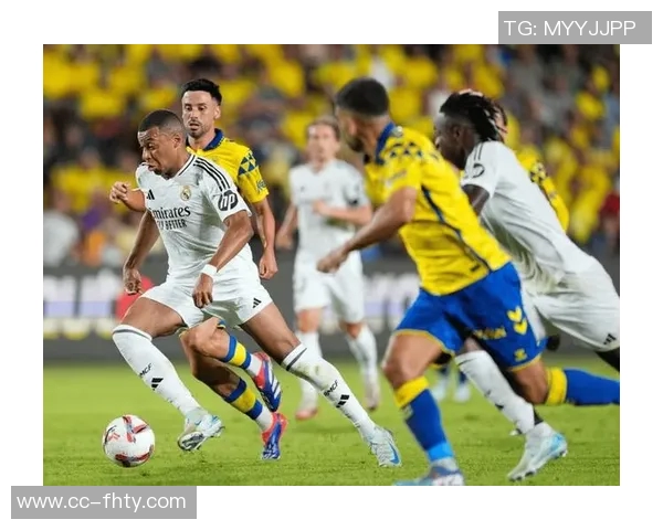 皇马反击机会错失姆巴佩禁区前射门偏离目标成高射炮 皇马反击机会错失姆巴佩禁区前射门偏离目标成高射炮